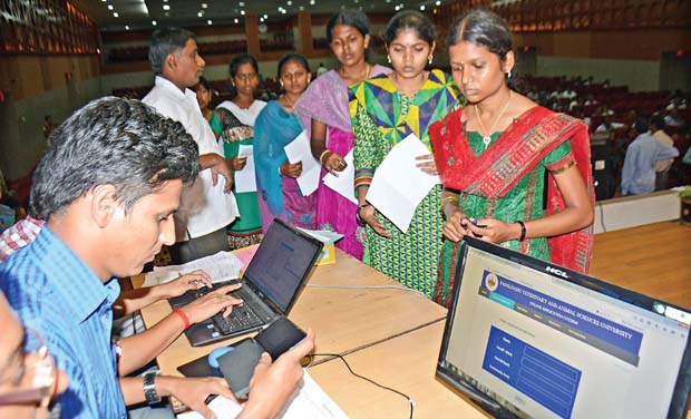 Students take part in the final counselling for the various animal science courses at Tanuvas on Saturday. (Photo: DC) Students take part in the final counselling for the various animal science courses at Tanuvas on Saturday. (Photo: DC)